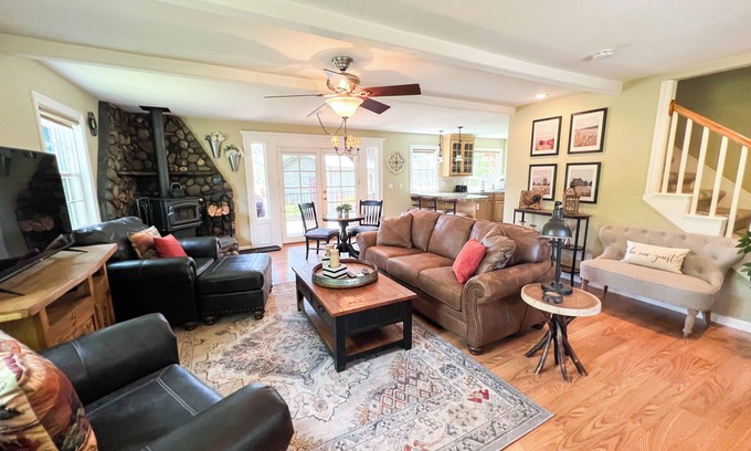 Burney Cottage | The Guest Cottage at Rocky Ranch - 6 miles from Burney Falls