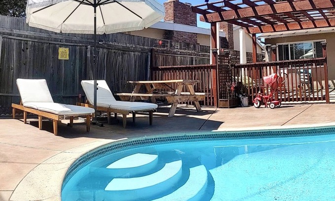 Hayward House | The Happy Hideaway - Swimming pool inside - 3BR - 2BA- Look at me!