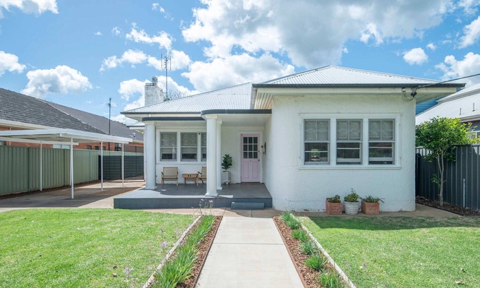 Dubbo House | The Haven - BBQ and Firepit, Pets Welcome!