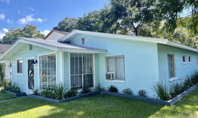 Spring Hill House | The Hidden Jim River Cottage -Kayaks & Canoe