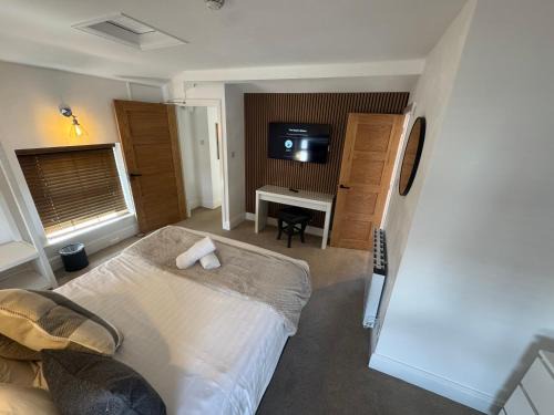 Lancaster Apartment | The Hideaway - 2-Bedroom Apartment with outdoor terrace & free parking