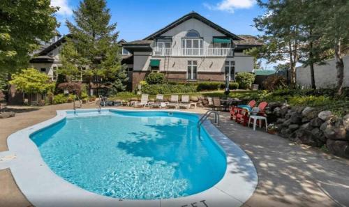 Lake Geneva House | The Hideaway at Hayloft Lodge - Chic & Unique Stay