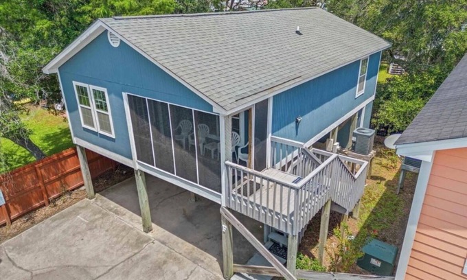 Garden City Cottage | The Hideaway Cottage 2br 2ba only 75yds from the beach!