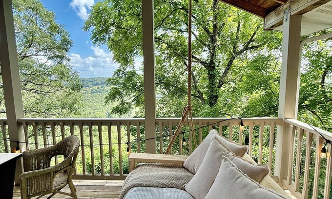 Eureka Springs House | The Hideaway House at The Bluebird - 3 bed/4 bath, pet friendly, hot tub!