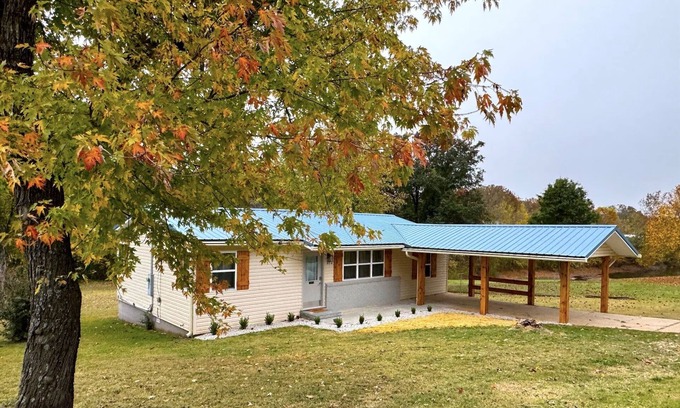 Thayer House | The Hideaway House is a newly remodeled 3 bed 1 bath with cozy and calm living!