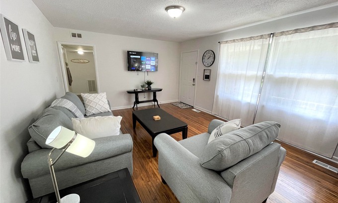 Center Point House | The Hilltop/Luxe Stylish Sunny Upscale