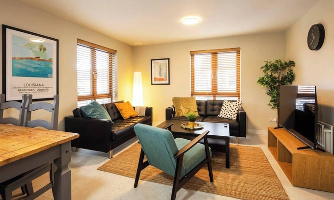 Queens Quarter Apartment | The Hockney- 2 bd Hip Ap. Ultra Fast WIFI