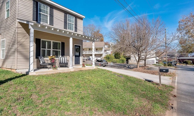 Demorest House | The Holly House In Downtown Demorest 2 Bedroom Home by Redawning