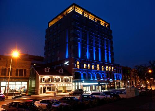 Queens Square Hotel | The Holman Grand Hotel