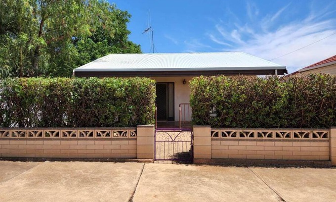 Broken Hill House | The House with the Purple Gate
