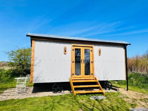 Goodwick House | The Hut@Trefechan Wen - Coastal Coziness!