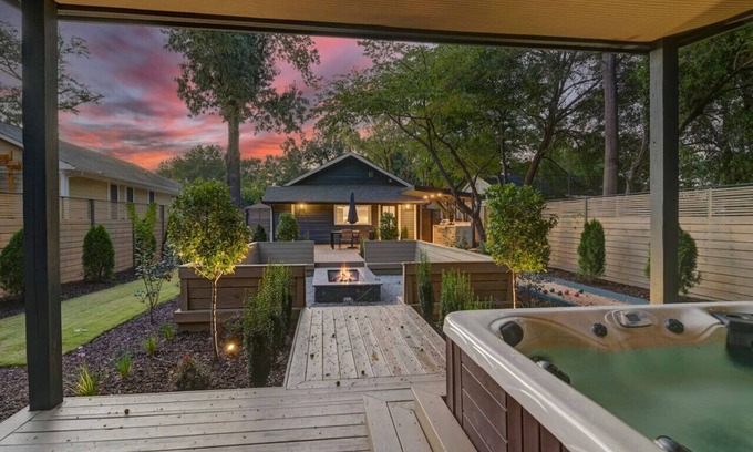 Earlewood House | The Indigo - 2BR w/Hot Tub & Outdoor Space