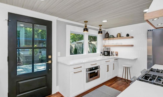 Earlewood House | The Indigo 2BR with Hot Tub