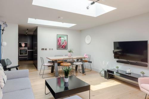 London City Centre Apartment | The Instagood Apartment - Covent Garden - by Frankie Says