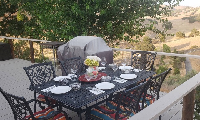 Bradley House | The J's Nest Cottage - Quiet Country Cottage with Mountain Views!