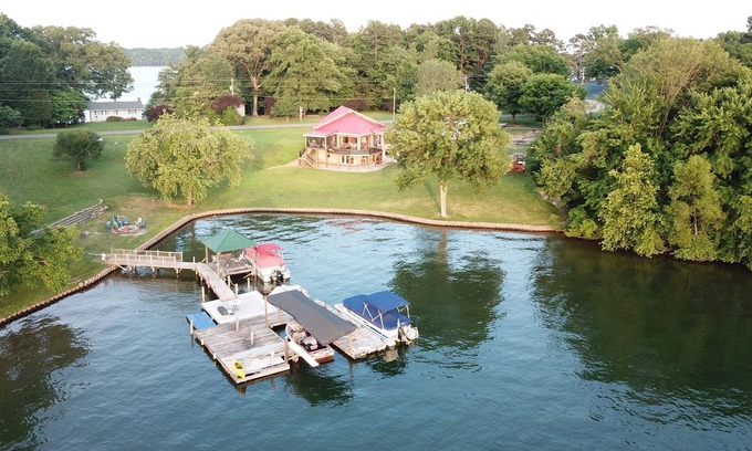 Terrell Cottage | "The Kiser Cottage" #1 on Lake Norman w/Pontoon
