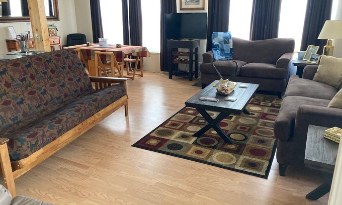 Plush House | The Kjar House. A one bedroom family retreat in the Oregon outback.