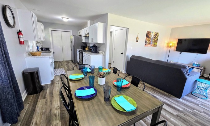 Ottawa House | The Lafayette Lounger Unit A, King Bed, Arcade Games, close to downtown