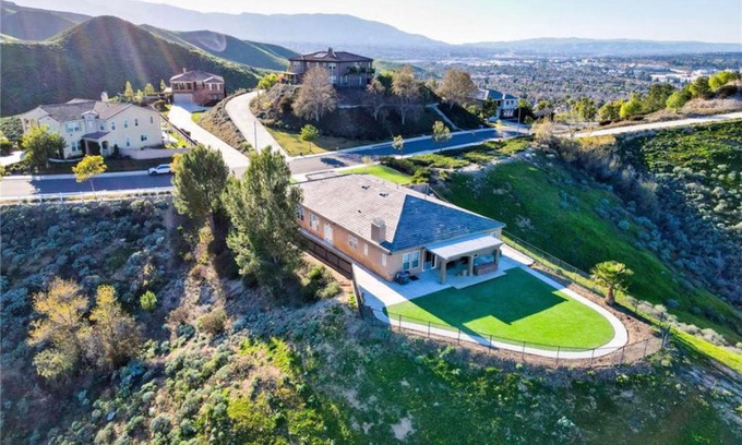 Riverside House | The Lake Hills Reserve House