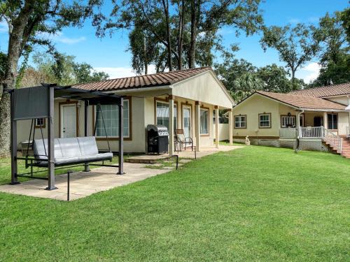 Brent House | The Lake House, Pool, Dock and Lake Access, Pensacola