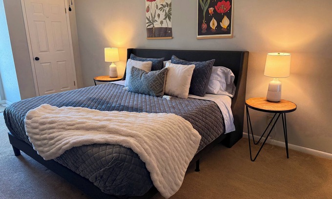 Belden Hotel | The Lakeside Suite at Moon Lake Farm - 2nd story deck overlooking the lake