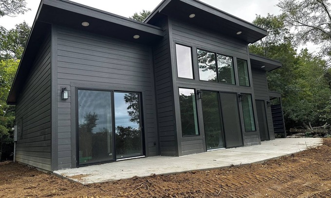 Fort Payne Cabin | The Ledge on Lookout! 2 Bedroom brow cabin with private hot tub and a view!