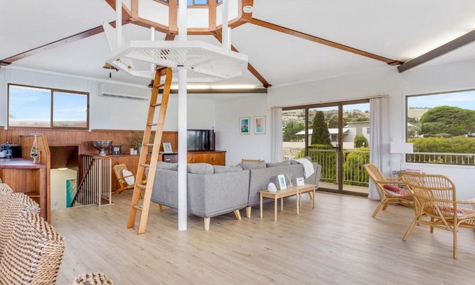 Carrickalinga House | The Lighthouse 24 Carrickalinga Road