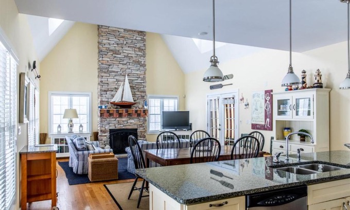 Union Pier House | The Lighthouse in Lakeshore Cottages