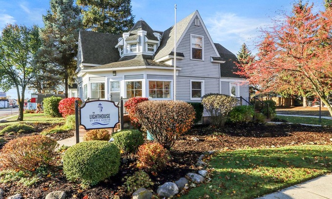 Lake Geneva House | The Lighthouse: Walk to Downtown, Firepit, Private Parking for 6 cars, Sleeps 10