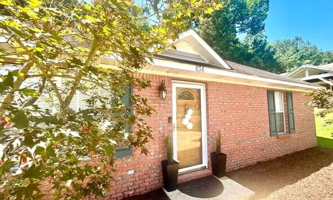 Oxford House | The Lila, 2BR Pet-Friendly by Velvet Ditch Villas