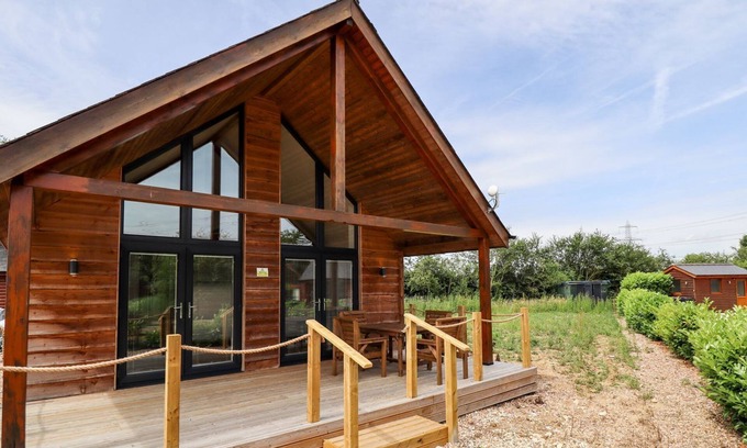 Aubourn Cottage | THE LILAC OWL, pet friendly, with hot tub in South Hykeham