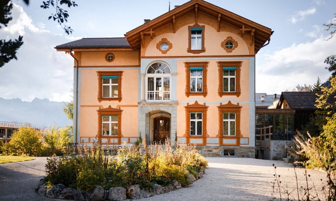 Pontresina House | The listed Villa Klainguti is located in the middle of the Upper Engadine villag