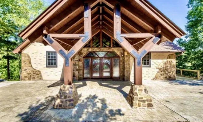 Heber Springs Ski Chalet | The Little Red River Chalet on pond next to the Little Red River, Gameroom, Deck