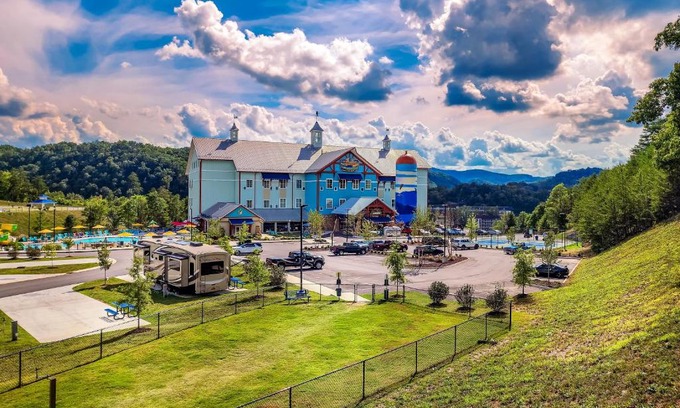 Gatlinburg - Pigeon Forge Hotel | The Lodge at Camp Margaritaville