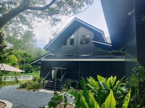 Lan Saka Bed & Breakfast | The Lodge At The Creek Haus
