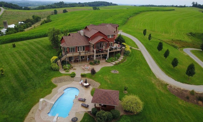 Sugarcreek Villa | The Lodge on the Hill