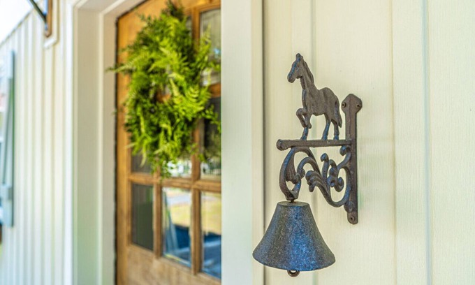 Pinebluff Apartment | The Loft and Mane Cottage - Romantic Getaway