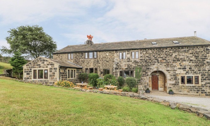 Hebden Bridge Cottage | THE LONG VIEW, family friendly, with hot tub in Heptonstall