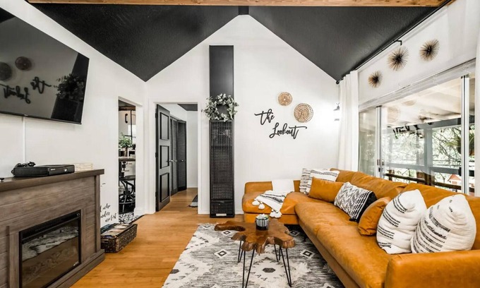 Long Barn Cabin | The Lookout: A Romantic Boho Getaway A/C - Pet Friendly!