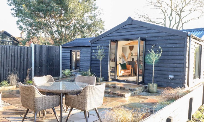 Hopton Cottage | THE LOOKOUT, romantic, luxury holiday cottage in Hopton-On-Sea