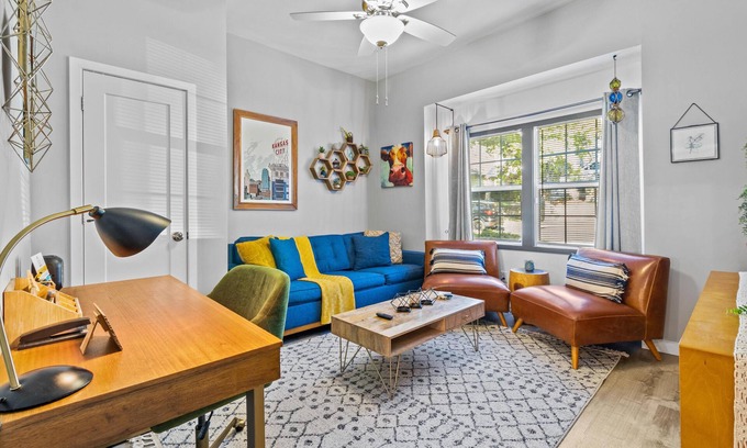 Southmoreland House | The Lounge minutes f/Plaza, Downtown and UMKC! Bungalow Minutes F/Plaza!