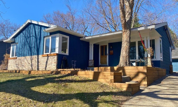 Windsor Heights House | The Love Shack | Spacious Family Getaway 5BR/3BA 10 Mins to Downtown