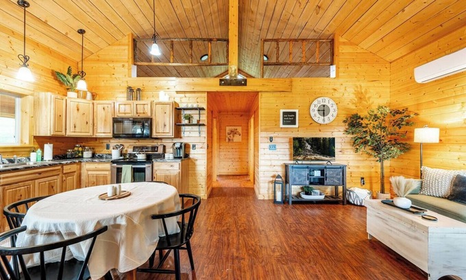 Banner House | The Magpie Cabin - it's adorable & close to town!