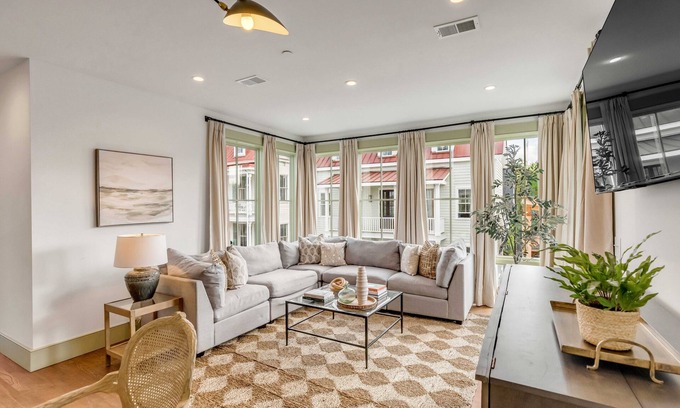 Downtown Charleston House | The Manor 93.5 B by Guesthouse Charleston– New Elegant Home in Downtown Charleston