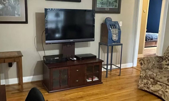 Oneonta House | The Manor - Charming 3-bedroom house in lovely Oneonta with WiFi, AC