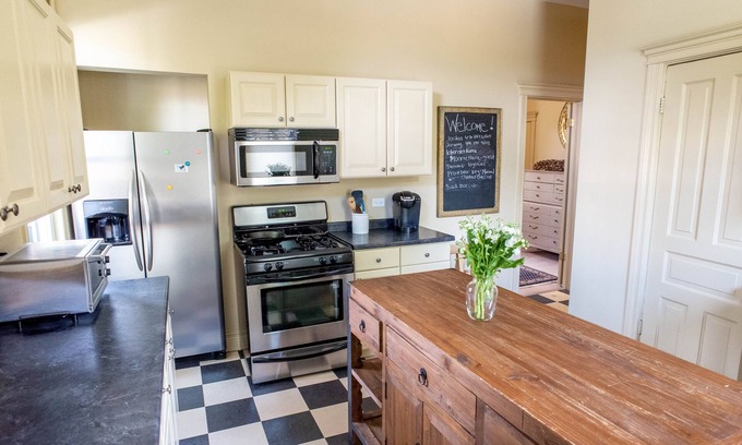 Forest Park Condo | The Monroe House - Just blocks from the CTA and 20 minutes from downtown