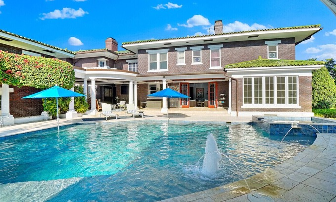 Crescent Lake House | The Most Luxurious home on the market