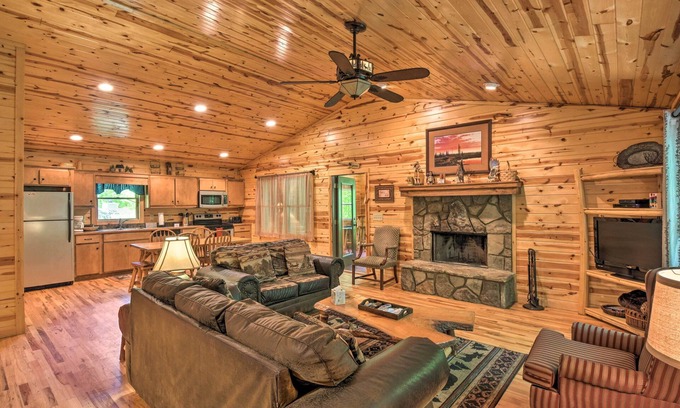 Helen Cabin | 'The Mountain Laurel’ Sautee Mountain Retreat