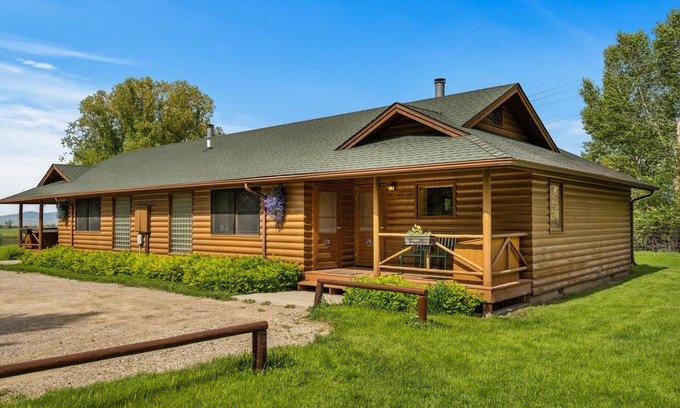 Ennis Cabin | The Mountainside II deluxe is a spacious log cabin 2 bed/2bath