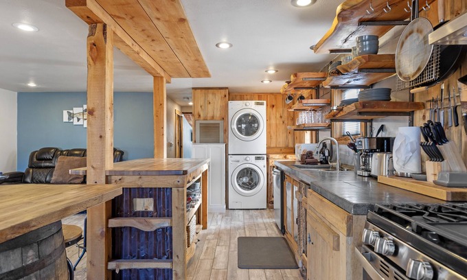 June Lake House | The Moutain Getaway, pet friendly home